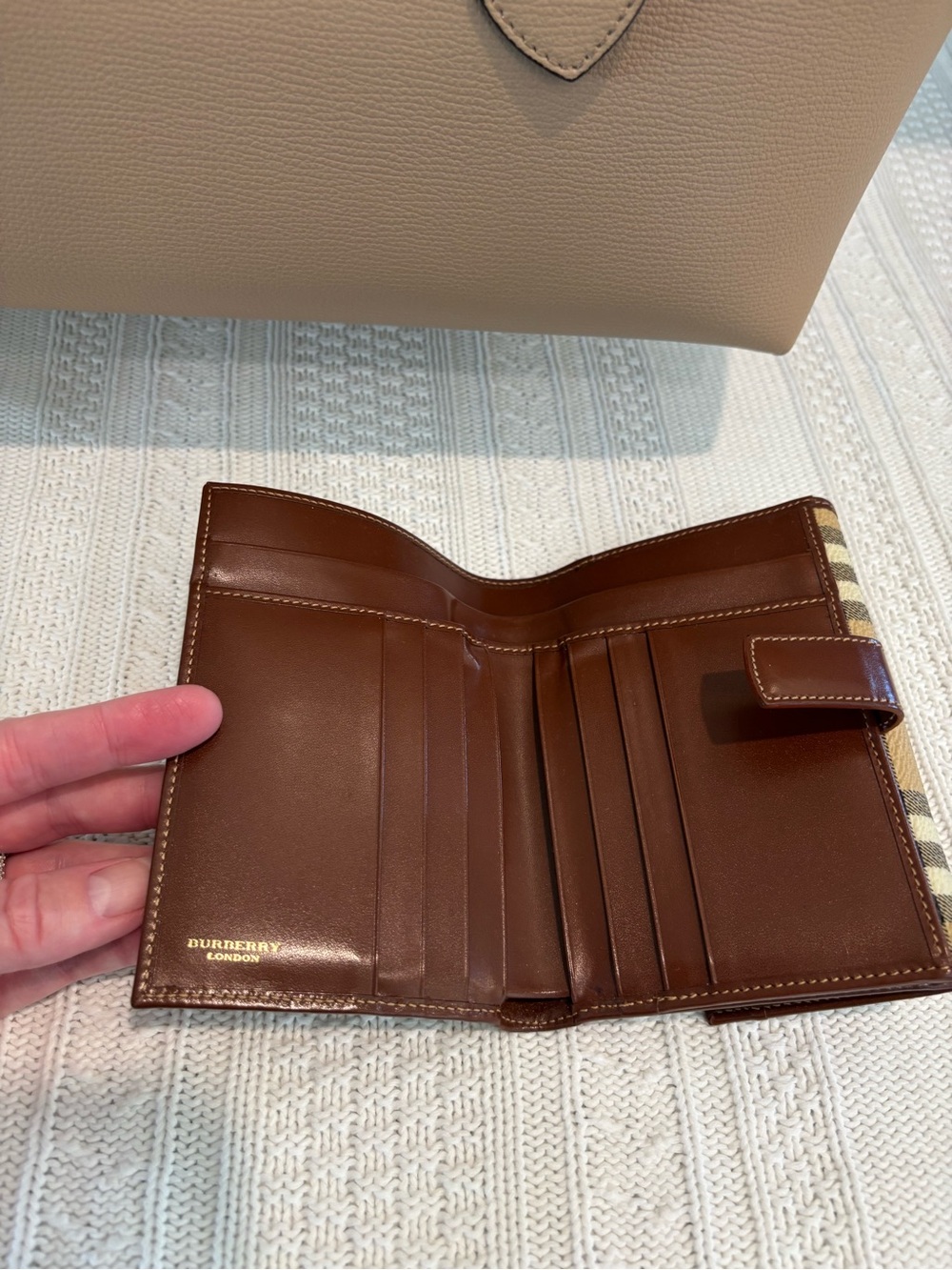 Burberry Camel Leather Zip Tote with Detachable Logo Tag in PRISTINE Condition - Picture 11 of 11